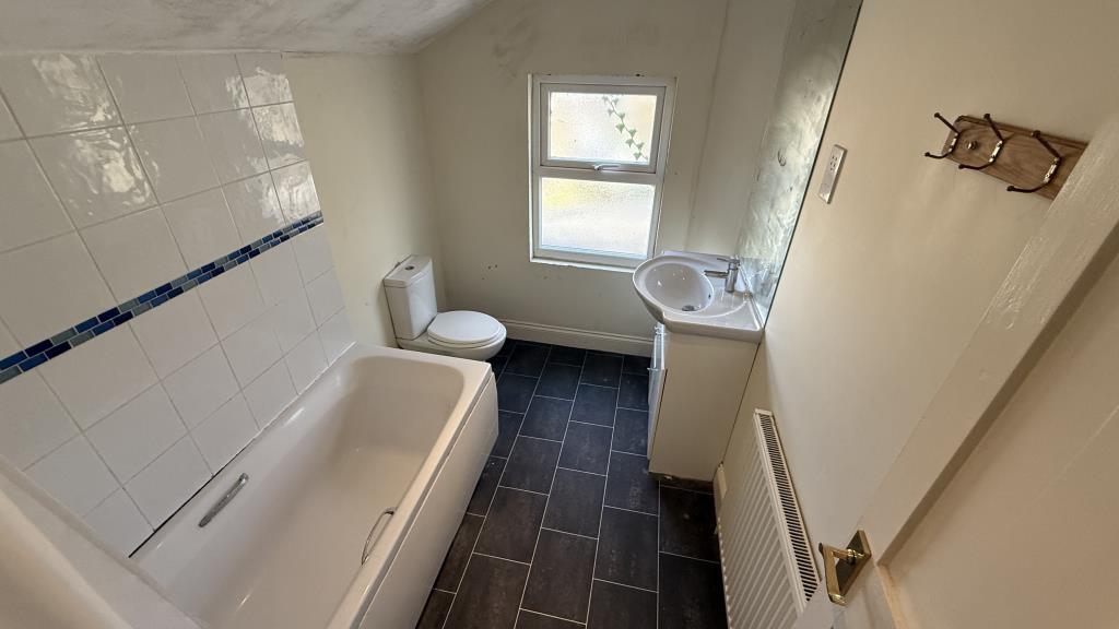 Lot: 133 - VACANT END-TERRACE HOUSE - Inside image of first floor bathroom from bedroom 2